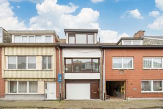 In hartje Burcht staat deze woning te huur. Ideaal voor grote gezinnen die ruimte nodig hebben. Er zijn 4 slaapkamers en 2 badkamers. De woning...