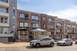 <span><span>In <strong>Oostende</strong>, vlakbij het strand van <strong>Raversijde</strong> bevindt zich deze horeca locatie met een directe ligging vlakbij de levendige wandelpromenade en de Noordzee. Een plaats waar vaste bewoners, toeristen, strandliefhebbers, tweedeverblijvers en fietsliefhebbers samenkomen. Het café, die vroeger werd uitgebaat als een tea-room, trekt een breed publiek en zorgt gedurende de dag en avond voor een constante aanloop.<br /><br />De zaak heeft een oppervlakte van ca 80 m² en is ingericht met een gezellige, verzorgde uitstraling.  De combinatie van hoog- en laagzit, samen met de centrale bar met meerdere tapaansluitingen, geeft de ruimte een open en toegankelijke indeling die goed aansluit op zowel de binnenzaal als de drankgerichte exploitatie.<br /><br />Het huidig concept richt zich op rust en ontmoeting in combinatie met een uitgebreid bieraanbod wat goed past bij de informele en toegankelijke sfeer van de locatie. Deze opzet maakt de zaak geschikt voor een breed publiek en biedt tegelijkertijd ruimte voor een eigen invulling.<br /><br />Aan de voorzijde bevindt zich een terras van circa 40 m<sup>2</sup>.  Dit zongericht terras vormt een belangrijk onderdeel van de beleving en zorgt voor zichtbaarheid en levendigheid richting de straat.<br /><br /><u>Enkele troeven:</u><br />• <strong>Vlakbij het strand en weinig concurrentie</strong>;<br />• Vast cliënteel plus toeristen die consumeren;<br />• Ingerichte keuken aanwezig;<br />• <strong>Gelijkvloerse berging 3,92 m² en kelder 16,63 m<sup>²</sup></strong>;<br />• <strong>Groot en zonnig terras van 40,87 m²</strong>;<br />• toiletten voor dames en heren;<br />• Nieuwe ondernemer kan bestaande exploitatie verder ontwikkelen.<br /><br />Is uw interesse gewekt? Wenst u graag meer info of een bezoek ter plaatse? Bel Diksimmo op het nummer <strong>051 50 11 51</strong> of mail naar diksmuide@diksimmo.be. </span></span>