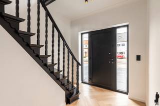 <p><strong>Instapklare, energiezuinige gezinswoning te Rijkevorsel</strong></p>
<p>Deze <strong>volledig gerenoveerde woning</strong> in Rijkevorsel combineert ruimte, comfort en <strong>energiezuinig wonen</strong>. Dankzij de <strong>totaalrenovatie</strong> geniet u van een <strong>moderne afwerking</strong>, hedendaags wooncomfort en een gunstig <strong>EPC-label B</strong>.</p>
<p>Op het gelijkvloers betreedt u de woning via de inkomhal met trap naar de verdieping. De gezellige woonkamer sluit aan op de <strong>ruime leefruimte met open keuken</strong>, die dankzij de <strong>grote raampartijen</strong> geniet van veel <strong>natuurlijk licht</strong> en een mooi zicht op de tuin. De <strong>volledig vernieuwde keuken</strong> vormt het hart van de woning en biedt alle comfort voor het moderne gezinsleven. Verder beschikt het gelijkvloers over een <strong>eerste vernieuwde douchekamer</strong>, een apart gastentoilet, een praktische berging en een <strong>inpandige garage</strong>.</p>
<p>Op de eerste verdieping bevinden zich <strong>vier volwaardige slaapkamers</strong>, stuk voor stuk <strong>ruim en lichtrijk</strong>. De <strong>tweede vernieuwde badkamer</strong> zorgt voor extra comfort voor grotere gezinnen. Bovendien is er een <strong>kelder </strong>en een handige <strong>bergzolder </strong>aanwezig.</p>
<p>Daarnaast is de woning volledig uitgerust met <strong>airco’s</strong> die zowel kunnen <strong>koelen als verwarmen</strong>, wat bijdraagt aan het <strong>energiezuinige</strong> en comfortabele karakter van de woning.</p>
<p>De woning beschikt bovendien over een aangename <strong>zuidwestgerichte tuin</strong> waar u de hele namiddag en avond van de zon kunt genieten. Achteraan geniet u van een <strong>prachtig uitzicht op de omliggende velden</strong>, wat zorgt voor extra <strong>rust en privacy</strong>.</p>
<p><strong>Troeven van deze woning:</strong></p>
<ul>
<li>Energiezuinig met EPC-label B</li>
<li>2 vernieuwde badkamers</li>
<li>4 ruime slaapkamers</li>
<li>Zuidwestgerichte tuin en terras</li>
<li>Prachtig uitzicht op velden</li>
<li>Airco’s met koel- en verwarmingsfunctie</li>
</ul>