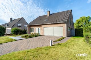 In Erpe bevindt zich deze prachtige, instapklare villa met een bewoonbare oppervlakte van maar liefst 270 m², gelegen op een indrukwekkend perceel van 30 are. Een unieke combinatie van ruimte, comfort, hoogwaardige afwerking en een bijzonder rustige ligging. <br /><br />Bij het betreden van de woning valt meteen de overvloedige lichtinval en de kwalitatieve afwerking op. De royale leefruimte vormt het hart van de woning en straalt warmte en gezelligheid uit dankzij de sfeervolle gashaard. Overal in de woning werd gekozen voor stijlvolle maatkasten en maatmeubilair, wat zorgt voor een harmonieuze uitstraling en optimaal gebruik van de beschikbare ruimte. <br /><br />De volledig uitgeruste keuken biedt alle comfort voor de kookliefhebber en wordt aangevuld met een uiterst praktische bijkeuken. Verder beschikt de woning over een handig bureel op het gelijkvloers, ideaal voor thuiswerk of een zelfstandige activiteit. <br /><br />Op de verdieping vindt u vier ruime slaapkamers, waaronder een luxueuze master suite met dressing. De recente Obumex-badkamer werd afgewerkt met hoogwaardige materialen en biedt een tijdloze, exclusieve uitstraling. <br /><br />Extra troeven zijn de charmante wijnkelder, de dubbele garage en de uitstekend onderhouden tuin die volledige privacy garandeert en volop mogelijkheden biedt om te genieten van het buitenleven. <br /><br />Ook op technisch vlak is deze woning volledig mee met haar tijd. Dankzij de doorgedreven renovaties en kwalitatieve materialen behaalt de woning een EPC-score van slechts 139 kWh/m² (Energielabel B), wat garant staat voor energiezuinig en comfortabel wonen. <br /><br />Een uitzonderlijke villa voor wie op zoek is naar ruimte, rust en kwaliteit, op een toplocatie in Erpe. Een bezoek zal u zonder twijfel overtuigen, contacteer ons via info@immolierman.be of 053 / 89 99 66.