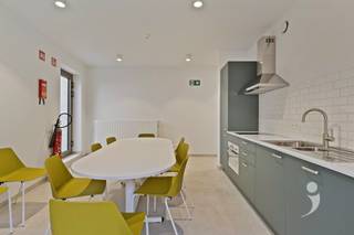 <p><span>Nouvelle résidence étudiante dans le nouveau quartier Burenberg au centre de Leuven, à 5 minutes à vélo de plusieurs campus (KU Leuven, universités et UZ Leuven). Les chambres d'étudiants sont équipées d'un lit simple et de sanitaires privés. Il y a une cuisine commune par étage que vous partagez avec 8 autres étudiants. </span></p>
