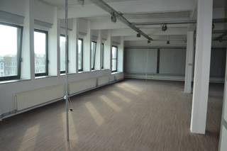 Prachtige kantoren te huur nabij het Antwerpse Eilandje van 175m². Achter de prachtige gevel van dit pand vinden we een heus pareltje terug. Parkingplaatsen zijn aanwezig. Het kantoorgebouw is gunstig gelegen op het eilandje, vlot bereikbaar met de wagen en het openbaar vervoer.<br /><br /><span>- Kantoor 175m² op de 3de verdieping<br /><br /><span>Specificaties:</span><br />-Recentelijk gerenoveerd<br />-Toplocatie<br />-Autostaanplaatsen beschikbaar<br />-Instapklaar<br /><br />Beschikbaarheid: 01/07/2025<br /><br /><br /></span>