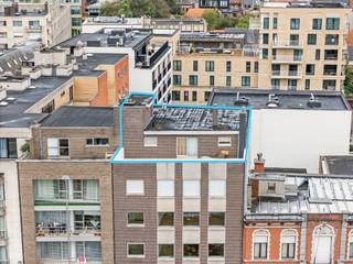 Roeselare-stadskern. PENTHOUSE op 6de verdieping aan het Coninckplein gelegen, met 2 slaapkamers, ochtendterras en avondterras. Een pareltje met unieke ligging !<br /><br />Dit is een startprijs / vanafprijs, ieder bod boven deze prijs zal worden voorgelegd aan de eigenaars ter bespreking.<br /><br />Residentie Pieter de Coninck is een verozrgde plaats om te wonen. alles op wandelafstand. <br />Aan het Coninckplein, het Moermanpark, 't station en de winkelstraten en de markt. <br /><br />U kan dit prachtig verzorgd appartement aantreffen op het 6de. Lichtrijk, verzorgd en zeer degelijk gebouwd.<br />2 terrassen. Ochtendzon met zicht op de kerk en verzichten op Beveren en Rumbeke.<br />Avondterras met zicht op Hooglede, het Bel-Ford, de stadskern en in de verte Torhout en meer<br />U kan hier letterlijk wegdromen en genieten van de wisselende seizoenen.<br />Het is uitzonderlijk om hier te vertoeven.<br /><br />+/- 90m2 appartement & 155m2 terras<br /><br />Inkomhal, ruime leefruimte met aansluitend een iets miinder recente keuken. Verder 2 slaapkamers, badkamer, toilet en berging.<br />Er is tevens ruimte voor eigen smaak en opfrissingswerken zodat je hier echt thuis mag voelen.<br /><br />Autostaanplaats 5 gelegen op het gelijkvloerse kan extra aangekocht worden :12.000 Euro<br />Berging kelder 6 in inbegrepen.<br /><br />Deze penthouse is een unieke kans op topligging pal in het centrum van Roeselare, bel ons nu 051/62 40 40 en maak uw afspraak.<br /><br />