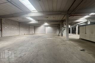 <strong>Magazijnruimte </strong>met een totale oppervlakte van <strong>1.375 m² </strong>en een <strong>kantoorruimte </strong>van<strong> 573 m² </strong>op een<strong> perceel </strong>van<strong> 3.799 m², </strong> te koop.<br />Uitstekend gelegen op slechts 2 km van de E40-op- en afrit<strong> </strong>21 in Sterrebeek, met een vlotte verbinding naar <strong>Leuvenseteenweg</strong> en het knooppunt <strong>E40/R0 </strong>in Sint-Stevens-Woluwe (2,4 km). Gelegen in het hart van de Zaventemse KMO-zone.<br /><br />Het magazijn in betonstructuur biedt een vrije hoogte van <strong>4,70 m</strong> onder balk, <strong>5,50 m </strong>onder dak en is voorzien van een grote sectionale poort (4 m B x 4,2 m H), 2 laadkades, een ADR lokaal van 42 m², aangevuld met een polybetonvloer, lichtstraten voor natuurlijk daglicht, energiezuinige LED-verlichting en een nieuwe gasverwarming.<br /><br />Aansluitend bevindt het instapklare kantoor zich op het gelijkvloers, ingericht met lichtrijke vergaderzalen, comfortabele bureauruimtes, een eetruimte met kitchenette, douches en sanitaire voorzieningen. De ruimtes zijn voorzien van LED- en TL-verlichting en airconditioning voor het juiste werkcomfort.<br /><br />De site is volledig verhard biedt <strong>onmiddellijke toegang tot de Leuvensesteenweg</strong>, met 19 parkings en 4 laadpalen, ideaal voor medewerkers en bezoekers.<br /><br />Contacteer <strong>PANORAMA B2B</strong> voor bijkomende inlichtingen of een vrijblijvend plaatsbezoek<strong> 0477 30 40 05.</strong>