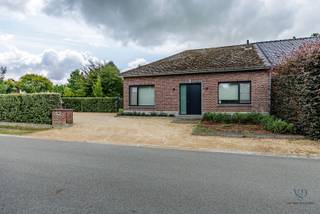 Deze volledig gerenoveerde woning combineert een doordachte indeling met aangenaam wonen, zowel binnen als buiten.Bij het betreden van de woning kom...