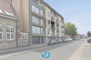 Op het geliefde Minneplein, midden in het historische centrum van Ieper, bevindt zich dit verzorgd en instapklaar appartement. Hier woon je op een absolute toplocatie, op slechts enkele minuten wandelen van de Grote Markt, gezellige horecazaken, winkels, scholen en openbaar vervoer. Alles wat je nodig hebt, ligt binnen handbereik.<br /><br />Via de lift of trap bereik je de tweede verdieping, waar je wordt verwelkomd in een ruime inkomhal. Van hieruit kom je terecht in de lichtrijke leefruimte met aansluitend een open keuken en praktische berging. Dankzij de grote raampartijen geniet de leefruimte van een aangename lichtinval, wat zorgt voor een open en ruimtelijk gevoel.<br /><br />Verder beschikt het appartement over twee volwaardige slaapkamers, ideaal voor eigen bewoning, een jong gezin of als investering. De badkamer is uitgerust met een douche en lavabomeubel, terwijl een apart toilet extra comfort biedt. Ook buiten heeft dit appartement een mooie meerwaarde te bieden. Het gezellige terras vormt de perfecte plek om te ontspannen, terwijl de bijkomende buitenberging zorgt voor extra opbergruimte. Een absolute troef is de privatieve garage met elektrische poort, een bijzonder waardevol extraatje in het centrum van Ieper.<br /><br />Het appartement werd steeds met de grootste zorg onderhouden en verkeert in uitstekende staat. Zo werd het recent volledig opnieuw geschilderd, werden nieuwe radiatoren geplaatst en beschikt het over een conforme elektrische installatie. Bovendien is het asbestvrij, wat zorgt voor extra gemoedsrust bij de aankoop. Dankzij de centrale ligging, de uitstekende staat van onderhoud en de praktische indeling vormt dit appartement niet alleen een ideale thuis, maar ook een interessante investering met aantrekkelijk verhuurpotentieel.<br /><br />Ben je op zoek naar een instapklaar appartement op een toplocatie in het centrum van Ieper, inclusief garage? Contacteer ons vandaag nog voor een bezoek en ontdek zelf alle troeven van deze eigendom.