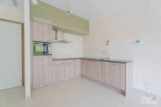 Dit energiezuinige appartement is ideaal voor starters, alleenstaanden of oudere koppels die op zoek zijn naar comfortabel en praktisch wonen. Bij het binnenkomen stap je rechtstreeks de lichtrijke leefruimte met open keuken binnen. Een groot schuifraam zorgt voor aangenaam veel daglicht en geeft toegang tot het gezellige stadsterras — perfect om even tot rust te komen.
De slaapkamer (12,5 m²) biedt voldoende ruimte voor een dubbel bed en kastruimte. Verder beschikt het appartement over een moderne badkamer met douche, en ingebouwde kasten aan de inkom zorgen voor extra opbergruimte.