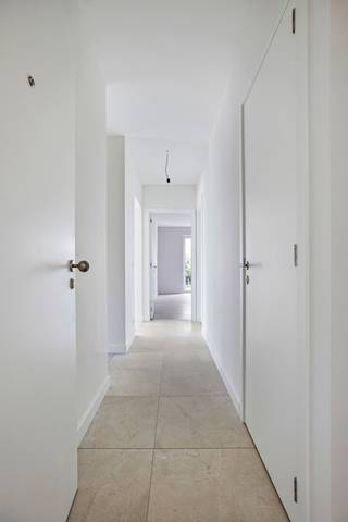 Gelegen op het gelijkvloers vinden we dit ruim en lichtrijk appartement terug met 2 slaapkamers en private tuin!<br />Het appartement is volledig afgewerkt met oog voor kwaliteit afwerking en comfort!<br /><strong>Uniek aan dit hoekappartement is zeker en vast de grote raampartijen!</strong><br />Ruimte is hier zeker troef met maar liefst <strong>108m²</strong> bewoonbare oppervlakte!<br /><br /><span><span><strong>Qua indeling vinden we volgende zaken terug:</strong></span></span><br />
<ul>
<li>Inkomhal</li>
<li>Gastentoilet</li>
<li>Open leefruimte met keuken (47m²)</li>
<li>Berging (5,10m²)</li>
<li>Nachthal</li>
<li>Badkamer (5m²)</li>
<li>Slaapkamer 1 (+- 15m²)</li>
<li>Slaapkamer 2 (+- 10m²)</li>
<li>Terras (+- 21m²)</li>
<li>Tuin met poortje</li>
</ul>
Het appartement is volgens het BEN-principe opgericht = 5 jaar vrijstelling onroerende voorheffing.<br />Nog een pluspunt: het appartement valt onder de 6% BTW-regelgeving!