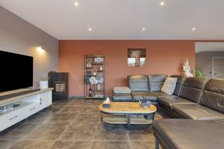 Maison mitoyenne économe en énergie sur un terrain de 971 m² située dans une impasse tranquille, à proximité des écoles, des commerces et...