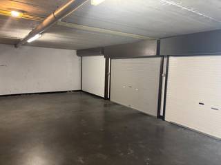Goede gelegen garagebox te koop in de ondergrondse verdieping van de residentie Dunesand, Zeedijk 261B te Middelkerke!Voorzien van verlichting.Afmetingen:- breedte: 2,60m- diepte: 5,10m- poortbreedte 2,35m- nuttige hoogte 1,73mInteresse in deze garagebox? Verhoog uw comfort en contacteer ons vandaag nog voor uw plaatsbezoek!Bestuursmaatregelen in het maatregelenregister: nee