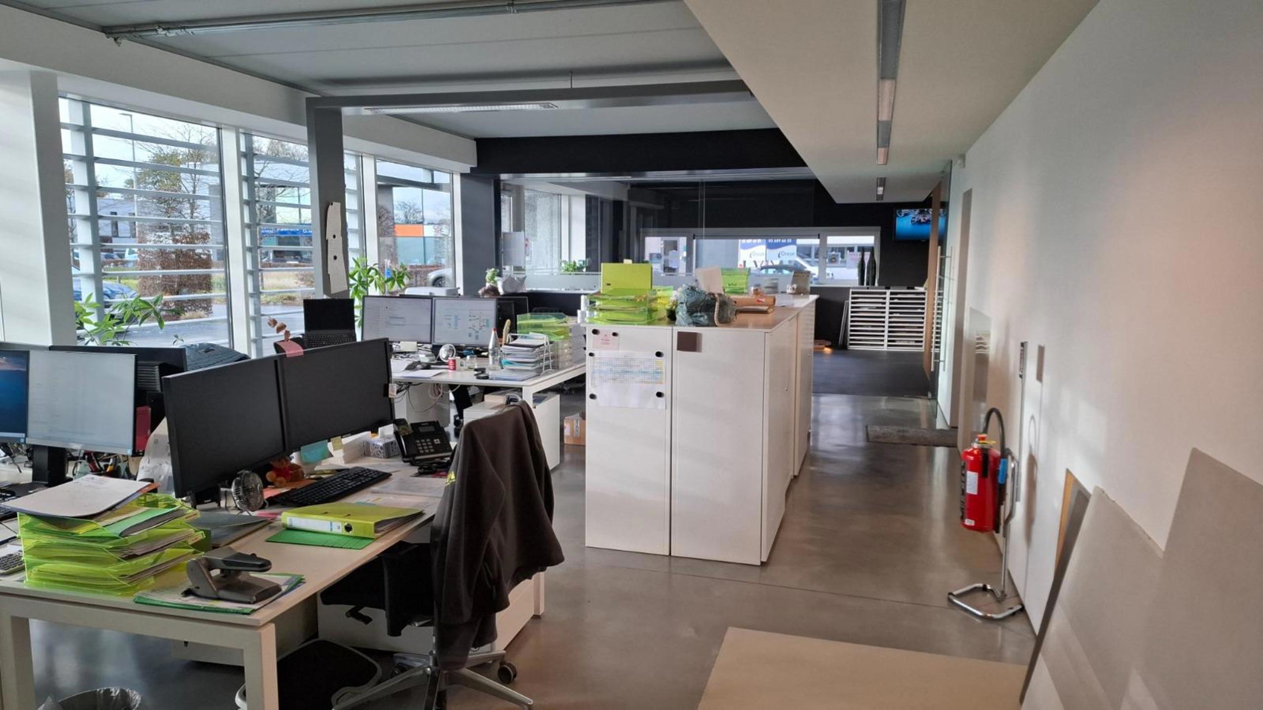 KMO-unit met showroom, kantoor en magazijn op toplocatie - foto 4