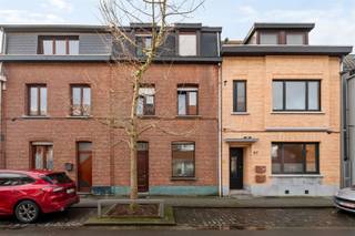 <p>Te renoveren gezinswoning met 4 slaapkamers in Ekerse dorpskern.<br />Op wandelafstand van winkels, scholen, openbaar vervoer en Hagelkruis-park.<br />Indeling: inkomhal, zeer ruime leefkamer op tegelvloer met open haard en ingemaakt meubel, recentere badkamer met instapdouche en toilet, ingerichte woonkeuken met toegang naar veranda en grote zonnige tuin; V1: 2 grote slaapkamers; V2: 2 slaapkamers onder het dak.<br />Extra's: TOPLOCATIE!, praktische achteruitgang voor fietsen, grote tuinberging, kelderberging, dubbele beglazing,...</p><p>Info/bezoek: 03 283 83 00 - noord@sinjoor.be</p>