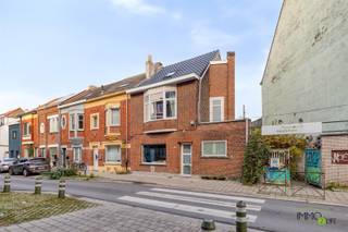 ZELF NIET ONMIDDELLIJK BEWOONBAAR: INVESTERING IN VASTGOED IN BLOTE EIGENDOM!MEER INFO: https://www.immo2life.be/nl/te-koop-op-lijfrente?view=detail&amp;id=1167 De prijs van de blote eigendom bedraagt 159.000 EURO, er moet géén maandelijkse rente betaald worden door de koper. Na 15 jaar betalen de bewoners (M 76 jaar en V 66 jaar) een vooraf overeengekomen huurprijs aan de koper. U zal NOOIT de huidige geschatte waarde van 275.000 EURO betalen. Bovendien blijft de betaling van de onroerende voorheffing ten laste van de bewoners zolang zij het goed gratis bewonen. Deze aankoop is ook perfect mogelijk via een vennootschap.Deze charmante halfopen bebouwing met 3 ruime slaapkamers bevindt zich in een rustige straat op slechts 1,5 km van het historische centrum van Gent. De woning biedt niet enkel comfort en ruimte, maar ook een uitstekende bereikbaarheid (mobiscore 9,4/10) dankzij de nabijheid van primaire invalswegen (N70, R40, E40, E17) en het openbaar vervoer (bushalte 300 m en station Gent-Dampoort 600 m). De ligging combineert de rust van een aangename woonwijk met de voordelen van het stadsleven binnen handbereik.De woning verkeert bouwfysisch in prima staat en werd door de jaren heen goed onderhouden door de huidige bewoners die er zo lang mogelijk wensen te blijven wonen. Zo onderging deze woning recentelijk volgende renovaties: vernieuwd en geïsoleerd zadeldak en plat dak (2020), volledig afgewerkte zolderkamer, nieuwe (dak)ramen (2022) en voordeur (2023), vernieuwde elektriciteit, leidingen en badkamer.De indeling is als volgt:Gelijkvloers: inkomhal, badkamer met douche, toilet en wastafel, praktische berging, woon- en eetkamer, keuken met dakkoepel, berging/wasruimte.1ste verdieping: nachthal, 2 ruime slaapkamers, waarvan 1 met een ingebouwde kast, en toegang tot een gezellig dakterras aan de straatzijde.Zolderverdieping: 3de ruime slaapkamer met extra berging of dressing.Aangezien het gaat om een aankoop in blote eigendom is de renovatieverplichting niet van toepassing.