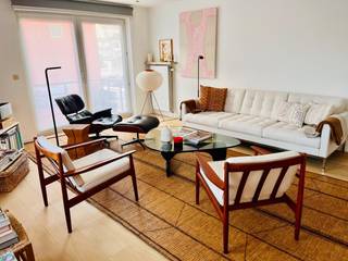 Cet appartement est situé à l'angle de la Van Steenestraat et de la Smedenstraat à Knokke, dans un petit immeuble ne comptant que deux appartements.<br /><br />Au fil des ans, l'appartement a été entièrement rénové sur mesure, en mettant l'accent sur des espaces de vie chaleureux, agrémentés par la lumière naturelle abondante qui y pénètre. Il comprend deux chambres, une salle de bains avec baignoire et douche, des toilettes pour invités, ainsi qu'un balcon donnant sur la ville et un débarras séparé pour plus de confort.<br /><br />Le garage spacieux peut accueillir plusieurs véhicules.<br /><br />Il n’y a pas de charges communes pour l’immeuble.<br /><br />L’appartement est également équipé de volets roulants, d’une chaudière murale au gaz rénovée et d’un label EPC B.<br /><br />Visite possible sur rendez-vous au 0471 22 68 18 ou via rian@immonano.be.