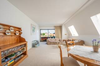 Res. Sint Andrews. <br />Op een absolute toplocatie in Knokke, op de hoek van de prestigieuze Zoutelaan en de Elizabetlaan, bevindt zich dit lichtrijke dakappartement met 2 slaapkamers. Gelegen op wandelafstand van het Albertplein, de Zeedijk, exclusieve boetieks, restaurants en alle voorzieningen die Knokke te bieden heeft.<br /><br />Het appartement beschikt over een aangename leefruimte met veel natuurlijke lichtinval, een keuken, twee volwaardige slaapkamers en twee douchekamers, wat zorgt voor optimaal comfort voor zowel vaste bewoning als tweede verblijf.<br />Dankzij de ligging op de bovenste verdieping geniet u van extra rust en privacy. Het appartement biedt bovendien een uitstekende basis om volledig naar eigen smaak en wensen te moderniseren.<br />Extra troeven:
<ul>
<li>Topligging op de hoek van de Zoutelaan en Elizabetlaan</li>
<li>Op wandelafstand van Albertplein en Zeedijk</li>
<li>Dakappartement met veel lichtinval</li>
<li>2 slaapkamers</li>
<li>2 douchekamers</li>
<li>Private kelderberging inbegrepen</li>
<li>Mogelijkheid tot aankoop van een autostaanplaats in het gebouw</li>
<li>Interessant renovatie- en investeringspotentieel</li>
</ul>
Een unieke opportuniteit voor wie op zoek is naar een appartement op een van de meest gegeerde locaties van Knokke, met alle troeven om er een prachtige woon- of vakantieverblijf van te maken. Contacteer ons vandaag voor meer informatie of een bezoek ter plaatse.<br /><br />Ref. A720