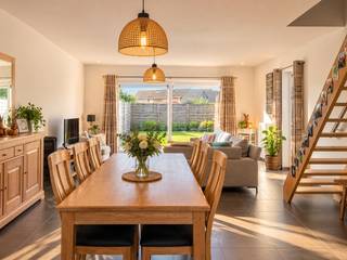 moderne, instapklare, ruime en lichtrijke woning midden het dorp<br /><br />omvattende een inkomhal met apart toilet, grote en klare living, ingerichte moderne open keuken, nachthal, ingerichte badkamer, 3 ruime slaapkamers, grote garage en tuin met mooi terras<br /><br /> 