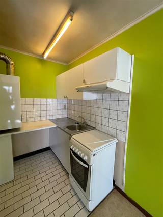 Studio in het centrum van Kortrijk. Ruime leefruimte met open keuken en badkamer. Algemene onkosten 35 € maand. Vrij op heden.  Voor info of...