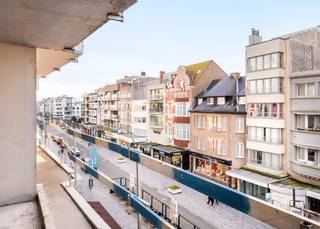 <strong>Residentie ZonZicht: Uw uitvalsbasis aan de Kust</strong><br /> <br />Ontdek residentie "ZonZicht", een stijlvol nieuwbouwproject in de Zeelaan te Koksijde, op slechts één minuut wandelen van het strand. Het gebouw, gekenmerkt door strakke lijnen en grote raampartijen, biedt maximaal lichtinval en een tijdloze architectuur. De hoge afwerkingsgraad en het gebruik van kwalitatieve materialen zorgen voor duurzaam wooncomfort. <br /> <br />Residentie "ZonZicht" is ideaal voor wie een comfortabele uitvalsbasis zoekt voor vakanties in Koksijde, met een uitstekende bereikbaarheid en nabijheid van het centrum en het gemeentehuis, waar tal van activiteiten plaatsvinden. Bovendien is dit project een sterke investering, met mogelijkheden voor zowel vakantie- als jaarverhuur.<br /><br />Indeling: Inkomhal met plaats voor vestiaire | Open en volledig uitgeruste keuken | Zonnige leefruimte uitgevend op westgericht balkon (6,33 m²) met zijdelings zeezicht | Berging met voorziening voor wasmachine | Badkamer met inloopdouche en lavabo in meubel | Afzonderlijk toilet met lavabo | 2 slaapkamers uitgevend op balkon achteraan (1,66 m²) | Private kelder | Gemeenschappelijke fietsenberging | Gemeenschappelijk vuilnislokaal.<br /> <br />Wonen in "ZonZicht" betekent genieten van comfort, stijl, en een ongeëvenaarde kustervaring.