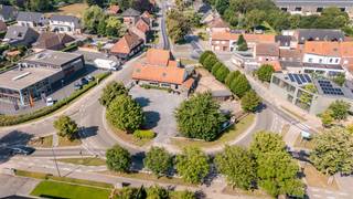 Commercieel top gelegen eigendom met uitzonderlijke zichtbaarheid.<br /><br />Zoekt u een nieuwe ontwikkeling of wilt u een bestaande site nieuw leven inblazen? Deze eigendom biedt een unieke A-locatie: maximale visibiliteit én uitstekende logistieke verbindingen.<br /><br />Gelegen pal op het rondpunt van Westrozebeke, strategisch tussen Roeselare, Ieper en Houthulst, is dit perceel ideaal voor uiteenlopende ondernemingen.<br /><br />Belangrijkste kenmerken<br /><br />Perceel: ca. 1.340 m²<br /><br />Commerciële bebouwing met woonmogelijkheden <br /><br />Gelijkvloers: ca. 235 m²<br /><br />Verdieping: ca. 150 m²<br /><br />Berging: ca. 18 m²<br /><br />Woning: ca. 85 m², voorzien van 3 slaapkamers<br /><br />Buitenruimte: ruime parking met plaats voor ongeveer 30 wagens<br /><br />Troeven<br /><br />Absolute zichtlocatie met vlotte bereikbaarheid<br /><br />Voorzien van zonnepanelen, airco en warmtepompen<br /><br />Geschikt voor diverse commerciële en logistieke activiteiten<br /><br />Interesse?<br />Bent u een ondernemer met groeiplannen? Contacteer ons vandaag nog voor een bezoek en ontdek het potentieel van deze uitzonderlijke site.