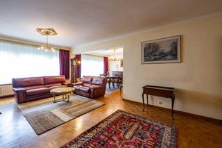 <p><span>Zeer ruim appartement (138 m²) met drie slaapkamers en twee badkamers.</span></p><p><span>Het appartement is gunstig gelegen op wandelafstand van het Te Boelaerpark, winkels en openbaar vervoer en bevindt zich op de gelijkvloerse verdieping van een verzorgd gebouw.</span></p><p><span>Indeling:</span></p><p><span>Riante inkomhal met vestiaire, ruime lichtrijke living op parket (ca. 43 m²)</span><span>, </span><span>drie grote slaapkamers (ca. 17 m², 13 m² en 12 m²) waarvan de grootste slaapkamer met een terrasje, ingerichte keuken, badkamer met ligbad en toilet, en een douchekamer met ingemaakte kasten, toilet en aansluiting voor wasmachine en droogkast. Bij het appartement horen twee privatieve kelders.</span></p><p><span>Extra info:</span></p><p><span>- breedte 11 meter</span></p><p><span>- hoogrendementsbeglazing</span></p><p><span>- afgesloten, gemeenschappelijke fietsenstalling</span></p><p><span> </span></p><p><span> </span></p>