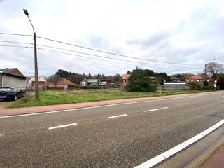 Droomt u van een vrijstaande woning die helemaal aansluit bij uw manier van leven, met volop aandacht voor tuin en buitenruimte? Aan Kiezel, aan de rand van Meerhout-Zittaart, biedt KRIAN deze bouwgrond van 1.114 m² aan voor € 149.900.<br /><br />Het perceel ligt in woongebied, in een woonlint dat aansluit op het open landschap. De oppervlakte geeft u de ruimte om samen met uw architect een doordacht woonconcept uit te werken, waarbij de woning en de groene buitenruimte elkaar versterken. De ontsluiting van het perceel is volgens het stedenbouwkundig attest voorzien via Lindestraat.<br /><br />Op 4 maart 2025 werd een gunstig stedenbouwkundig attest onder voorwaarden afgeleverd voor één eengezinswoning in open bebouwing met bijgebouw. Het attest laat binnen de omschreven bouwzone zowel een plat als een hellend dak toe. Langs Kiezel geldt een maximale gevelbreedte van 20,37 meter. Een bijgebouw kan achter de woning worden voorzien, tot maximaal 55 m² en 3 meter hoog, volgens de voorwaarden van het attest.<br /><br />Groen krijgt hier een duidelijke plaats: het attest schrijft minstens 60% groenzone en minstens 40% tuinzone voor. Dat vormt een interessante basis voor wie een eigen gezinswoning wil combineren met een ruime tuin en aandacht voor het omliggende landschap. De precieze inplanting en inrichting worden bij het ontwerp afgestemd op de bouwzone en de voorschriften.<br /><br />Bij de verdere uitwerking moet rekening worden gehouden met de trage weg Pad nr. 99 op private eigendom, de bijbehorende bouwvrije strook, de voorziene grondafstand langs Lindestraat en de voorwaarden van de wegbeheerder. Het stedenbouwkundig attest is geen omgevingsvergunning: de concrete woning en de bijbehorende werken moeten nog worden vergund.<br /><br />KRIAN bezorgt u graag het stedenbouwkundig attest, de plannen en de beschikbare dossierstukken. Zo kunt u uw woonideeën samen met uw architect toetsen aan de concrete mogelijkheden en voorwaarden van deze kavel.<br /><br />Vraagprijs: € 149.900.<br />Perceeloppervlakte: 1.114 m².<br />P-score A, volgens het officiële overstromingsrapport van 4 februari 2026 voor het oorspronkelijke perceel waarvan deze kavel deel uitmaakt.<br /><br />Interesse in deze bouwgrond? Contacteer KRIAN op 014 59 26 06 of via info@krian.be voor meer informatie en het volledige dossier.