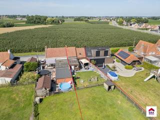 Verzorgde woning met 2 slaapkamers en grote tuin op 859m² in Meulebeke!<br /><br /><u><strong>Ligging: </strong></u>op fietsafstand van centrum Meulebeke, in nabijheid van openbaar vervoer, scholen, beenhouwer, bakker, enz..<br /><br /><u><strong>Indeling:</strong></u><br />Inkomhal met toegang tot de woonkamer met open keuken van 39m². De keuken beschikt over een keramische kookplaat, dampkap, oven en spoelbak met zicht op de tuin. Achteraan bevindt zich de wasplaats met aansluiting voor wasmachine en droogkast. Verder bevindt zich op het gelijkvloers een eerste slaapkamer van 12m², een apart toilet met handenwasser en de badkamer met inloopdouche en enkelvoudig lavabomeubel. <br /><br /><strong>Eerste verdieping:</strong> Een grote slaapkamer van 18m² en de bergzolder.<br /><br /><strong>Buitenomgeving: </strong>Groot terras met onderhoudsvriendelijke en zongerichte tuin. <br /><br /><strong>Bijkomende informatie:</strong> de woning is op heden verhuurd wat maakt dat het een ideale investering is. De elektriciteit is volledig conform.