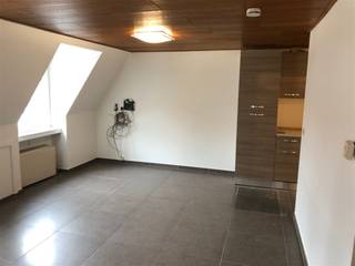 Moderne studio op boogscheut van Grote Markt. Living met open ingerichte keuken, badkamer met bad/douche. Vrij vanaf 01/12/2025. Alg. onkosten...