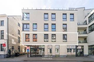 <p><span>Ligging</span><span><br />Welkom in Residentie Collegehof, gelegen op een toplocatie in de bruisende Sint-Michielsstraat, in het hart van Gent. <br />Op slechts 100 meter afstand liggen de iconische Sint-Michielsbrug, de Graslei en de Korenmarkt, met een overvloed aan winkels en restaurants.<br /><br /></span><span>Wonen met assistentie</span><span><br />Dit uniek project is gebouwd op de site van het 'Sint-Amanduscollege'.<br />Bij de ontwikkeling is speciale aandacht besteed aan het erfgoed en het historische karakter, waardoor de binnentuin van de residentie een plek van rust en schoonheid is geworden.<br /><br />De residentie bestaat uit 46 entiteiten, met professionele 24/7 woonassistentie.<br />De stijlvol ingerichte ontmoetingsruimte met salon, bibliotheek en barruimte biedt een huiselijke sfeer.<br />Op zomeravonden geniet je van het gemeenschappelijk terras in de historische binnentuin, met uitzicht op het prachtig erfgoed.<br /><br /></span><span>Appartement op 1ste verdieping</span><span><br />Het appartement, gelegen op de eerste verdieping, beschikt over een lichtrijke woonkamer met open keuken. <br />De keuken is volledig uitgerust met alle benodigde apparatuur. <br />Vanuit de woonkamer is er toegang tot het nachtgedeelte met 2 slaapkamers. <br />De badkamer is voorzien van een toilet, douche en wastafel. <br /><br />Dit appartement is recent geschilderd en verhuurd, daardoor een ideale investering voor de toekomst. </span></p>
