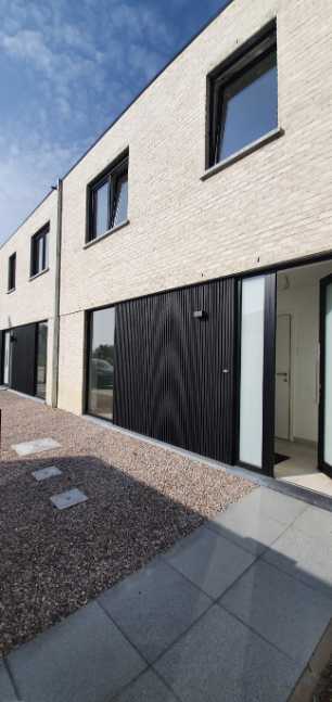 Energiezuinige nieuwbouwwoning te huur gelegen langs de Oude Oekensestraat te Rumbeke.<br />Deze woning beschikt over alle nodige hedendaagse comfort en is bovendien bijzonder lichtrijk!<br />Het is dichtbij winkels, scholen en op enkele minuten van de autostrade en invalswegen.<br />De woning is uiterst energiezuinig met zonnepanelen en heeft EPC A. <br />