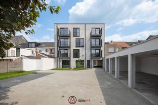 Welkom in het bruisende centrum van Hasselt, waar comfort, stijl en duurzaamheid samenkomen in een gloednieuw woonproject. Deze compacte maar complete studio maakt deel uit van een kleinschalige residentie met slechts 7 studio’s en 5 appartementen. Ideaal gelegen, op wandelafstand van winkels, horeca, sportfaciliteiten en openbaar vervoer. Hier woon je niet alleen centraal, maar ook slim: perfect voor starters, studenten of investeerders die houden van gemak en stadsleven.<br /><br />De studio is slim ingedeeld en volledig instapklaar. Bij het binnenkomen tref je een lichtrijke leefruimte met moderne open keuken, afgewerkt met duurzame materialen en uitgerust met alle nodige toestellen. De leefhoek is flexibel in te richten, met ruimte voor zowel een slaap- als zithoek. De badkamer is strak en stijlvol, voorzien van een douche, lavabo en toilet. Dankzij het doordachte ontwerp voelt alles ruim aan, ondanks het compacte formaat. Extra troef: er is ook een fietsenstallingen aanwezig en een kelderberging inbegrepen<br /><br />Deze studio is futureproof dankzij de combinatie van een warmtepomp en zonnepanelen. Energiezuinig wonen is hier de norm, wat je meteen merkt aan je energiefactuur én het wooncomfort. Verder geniet je van een moderne afwerking, uitstekende isolatie en een topligging in het hart van de stad.<br /><br /><strong>Troeven van deze studio op een rijtje:</strong>
<ul>
	<li>Slim ingedeelde ruimte, ideaal voor één persoon of koppel</li>
	<li>Energiezuinig wonen dankzij warmtepomp en zonnepanelen</li>
	<li>Ligging in hartje Hasselt, alles op wandelafstand</li>
	<li>Twee fietsenstallingen en kelderberging inbegrepen</li>
</ul>
Ben je enthousiast? Interesse? Klik op “Ik ben kandidaat” via www.optie-m.be