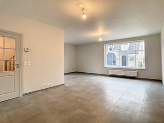 Kwalitatieve, energiezuinige nieuwbouwwoning te huur aan de stadsrand van Poperinge. Vlot te bereiken en met de nodige voorzieningen op wandel-...