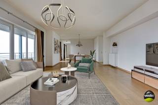 Dit riant appartement met spectaculair panoramisch uitzicht is gelegen op de 7de verdieping van Res. Gaerveld 1, Kramerlaan 15. Met een bewoonbare oppervlakte van 140 m² en 40 m² terras kan je dagelijks genieten van maximale privacy. <br /><br />Door de centrale ligging aan de stadsrand, net binnen de Grote Ring, en het centrum van Hasselt om de hoek kan je vanaf hier werkelijk alles te voet of met de fiets bereiken.<br /><br />Het appartement werd opgeleverd in 2008 en bevindt zich als enige appartement op de 7de verdieping van de Residentie. Eerst heb je de privatieve inkomhal met apart toilet en in het verlengde de leefruimte van maar liefst 60 m² (!) met gashaard. Via de vele raampartijen ben je onmiddellijk op het terras. Tijdens de zomermaanden is het terras het verlengde van de leefruimte. De keuken is open maar toch ietwat apart en voorzien van heel wat opbergruimte en volgende toestellen van AEG: combi-oven, vaatwasmachine, keramische kookplaat, dubbele spoelbak, dampkap, koelkast en diepvries. Aansluitend heb je een grote berging met aansluiting wasmachine, een toilet en een CV-ruimte. De oppervlakte van het appartement vult zich verder aan met een ruime masterbedroom met ingebouwde kastenwand en een badkamer met dubbele lavabo en inloopdouche. De gastenkamer is voorzien van een ensuite doucheruimte met lavabo. <br /><br />Optioneel kan er een ondergrondse autostandplaats aangekocht worden voor een prijs van 25.000 euro.<br /><br />Enkele PLUSPUNTEN nog eens op een rijtje :<br />+ Instapklaar<br />+ Ruim, overdekt terras van 40 m²<br />+ Gelegen nabij het centrum en de op- en afritten van de autostrade<br />+ Op wandelafstand van het centrum<br />+ Ruime bezoekersparking voor het gebouw<br />+ Gunstig EPC<br />+ Ondergrondse autostandplaats en kelder optioneel aan te kopen (meerprijs)<br /><br />Maak snel een afspraak via stephanie@vestio.com of bel naar 0474-73 64 84 en kom dit skyline appartement samen ontdekken!