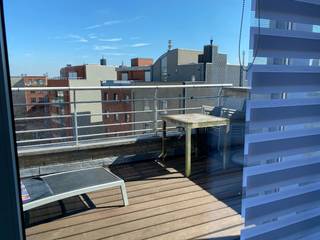 Prachtig, modern dakappartement met 1 slaapkamer op 50 meter van de zeedijk. Twee ruime terrassen,<br />Living met flat screen tv, digibox en zetelbed voor 1 persoon. Moderne keuken met vaatwasmachine en microgolfoven, slaapkamer met 2 persoonsbed, badkamer met douche en wastafel, toilet, tuinmeubelen, cv op gas, 5 de verdieping met lift. Gemeenschappelijke fietsenberging. Huisdieren niet toegelaten. Syndickosten inbegrepen.