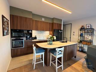 Knap appartement in de recente Residentie Pont Albert in Nieuwpoort. <br />Dit gelijkvloers appartement is een staaltje van hedendaags comfort.<br />Leuke woonkamer gelegen langs de straatkant, met een mooi zicht op het monument van Albert I en het sluizencomplex. <br />De woonkamer is bijzonder lichtrijk dankzij de grote raampartijen. Haal hier je hart op in deze knap ingerichte keuken. <br />En waan je in een Parijse bistro aan deze gezellige keukentafel.<br />Twee volwaardige kamers die allebei ingericht werden met inbouwkasten. De kamer aan de binnenzijde van het gebouw geeft uit een op een gezellig ingesloten terras. <br />De badkamer heeft een inloopdouche in mortex en een ruime lavabomeubel. <br />Dit appartement is voorzien van vloerverwarming en een warmtepomp - elektrische lamellen. <br />Gemeenschappelijk fietsenlokaal in het gebouw en mogelijkheid om een garage in het gebouw aan te kopen. <br />Dit appartement is gelegen vlakbij de Kaai van Nieuwpoort met zijn vele restaurants en winkels en het openbaar vervoer (tram en bus).<br />