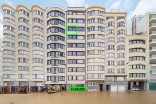 Luxueus gerenoveerd appartement met frontaal zeezicht op de Albert I Promenade te Oostende. <br /><br />Gelegen op de Albert I Promenade, biedt dit appartement u een fantastische woonervaring aan de kust. U geniet hier van frontaal zeezicht, bevindt zich op enkele stappen van het centrum en het appartement zelf werd recent volledig gerenoveerd. Bij de renovatie was er zowel oog voor esthetiek als energiezuinigheid. <br /><br />Het appartement geniet een logisch indeling met ten eerste een inkomhal die de kamers met elkaar verbindt. De ruime leefkamer is ingedeeld in een leef-en eethoek met tevens een open keuken. Vanuit de gehele leefruimte geniet u steeds van het frontale zeezicht. In de leefhoek is er een gezellig haardvuur (type bio-ethanol) voorzien. <br /><br />Er zijn twee volwaardige slaapkamers aanwezig, elk voorzien van talrijke inbouwkasten. De badkamer is uitgerust met een lavabo, inloopdouche en handdoekradiator. Het toilet is apart. <br /><br />Aan de achterzijde van het appartement heeft u een terras. <br /><br />De handige technische berging biedt plaats en aansluiting voor een wasmachine. In de kelderverdieping van het gebouw is er een privatieve berging aanwezig. <br /><br />Bent u op zoek naar een appartement met frontaal zeezicht? Aarzel dan niet en neem contact op voor meer info of een afspraak. <br /><br />