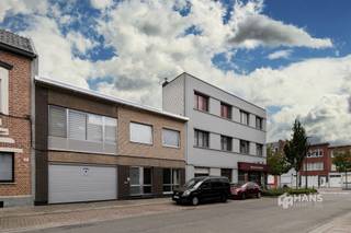 <p><span>Laaglandlaan 73 - Merksem</span></p><p><span> </span></p><p><span>OPBRENGSTEIGENDOM</span></p><p><span>Opbrengsteigendom bestaande uit handelshuis met woonst en aanpalende bel-etage/appartement in Merksem. </span></p><p><span>Op een centrale locatie in Merksem bevindt zich deze veelzijdige opbrengsteigendom, bestaande uit twee naast elkaar gelegen panden: een voormalig handelshuis met ruime duplexwoning enerzijds en een appartement/bel-etagewoning anderzijds. Samen bieden ze een totale bruikbare oppervlakte van maar liefst 521 m², waardoor dit unieke eigendom tal van mogelijkheden biedt.</span></p><p><span>Het handelshuis aan de Laaglandlaan 73 heeft een totale oppervlakte van circa 395 m². Vooraan bevindt zich de voormalige bakkerij met een winkelruimte van ongeveer 36 m² met aansluitende werkruimte, goed voor een gezamenlijke oppervlakte van circa 98 m². Achteraan is er nog een bijzonder ruime stockageruimte aanwezig, waardoor het gelijkvloers heel wat praktische mogelijkheden biedt.</span></p><p><span>Boven het handelsgedeelte bevindt zich een royale duplexwoning van ongeveer 176 m². De woonst beschikt over vier volwaardige slaapkamers en biedt dankzij de ruime oppervlaktes alle comfort voor een groot gezin.</span></p><p><span>Het aanpalende pand aan de Meereigen 5 omvat een appartement/bel-etagewoning van circa 126 m² met twee slaapkamers en een inpandige garage. Mits enkele aanpassingen kan hier bovendien een aangename buitenruimte worden gecreëerd.</span></p><p><span>Ook op technisch vlak beschikt het geheel over verschillende troeven. Beide daken werden in 2021 vernieuwd en conform geïsoleerd met 12 cm dakisolatie. De condensatieketel van het handelshuis werd vernieuwd in 2024, terwijl de woning aan de Meereigen verwarmd wordt via een ketel uit 2016. Beide panden beschikken over EPC-label D, dubbele beglazing en volledig afzonderlijke nutsvoorzieningen, met twee gas-, twee elektriciteits- en twee watermeters.</span></p><p><span>Dankzij de combinatie van een ruime handelsruimte, twee volwaardige woonentiteiten en de aanzienlijke bewoonbare oppervlakte vormt dit een uitzonderlijk eigendom met tal van mogelijkheden. Een opportuniteit die je niet mag missen! Bewoonbare opp. 521 m² – ref.: bruikbare vloeropp. EPC. Voor meer info of een gratis schatting surf naar </span><span><span>www.hansimmo.be</span></span></p><p><span> </span></p>