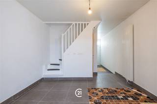 <p><span>Energiezuinige stadswoning met terras.</span></p><p><span> </span></p><p><span>Op zoek naar een betaalbare, energiezuinige woning op een topligging? Deze volledig vernieuwde stadswoning bevindt zich op wandelafstand van het commerciële centrum en beschikt over een gezellig zuidgericht terras. Elektriciteit, verwarming, waterleidingen en sanitair werden volledig vernieuwd, waardoor u hier zorgeloos kunt intrekken. Dankzij de uitstekende isolatie geniet u bovendien van een aangenaam wooncomfort én lage energiekosten. Ontdek deze ideale starterswoning, én maak snel een afspraak! </span></p>