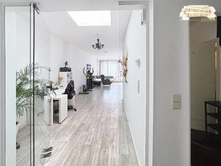 Centraal gelegen gebouw voor gemengd gebruik.
Op de gelijkvloers met dubbele vitrine heb je de handelsruimte van 154 m2 met een grote garage en een aparte ruimte achteraan + 2 toiletten. 
Via een aparte ingang heb je toegang tot de ruime duplex van 145 m2 waarvan op het 1ste verdiep een leefruimte, keuken, badkamer en 1 slaapkamer.
En op het 2de verdiep nog 2 ruime slaapkamers.

Zeer geschikt voor gemengd gebruik of als goede investering en beiden apart te verhuren.  
Meerdere opties mogelijk voor horeca, winkel, traiteur, ... (parking achteraan voor leveringen). 
Vandaag is de handelsruimte verhuurd aan 2500 euro/maand - duplex aan 950 euro/maand. 

Elec arei conform - cv op gas - Epc B voor handelsruimte - Epc E voor duplex 

Zeer centraal gelegen in het bruisend en groene Brasschaat, dichtbij winkels, restaurants, scholen, openbaar vervoer, autosnelwegen, ... kortom interessante investering!
U hebt interesse? Contacteer mij: laila@immodor.be of +32 477/30 85 59.
