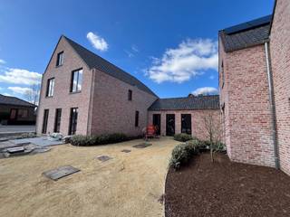 Deze volledig gerenoveerde woning, gelegen in het gezellige centrum van het landelijke Dikkelvenne, biedt een ideale woonlocatie voor jonge gezinnen. Op wandelafstand van de woning bevinden zich onder andere de bakker, de slager en de lagere school, wat het dagelijks leven bijzonder praktisch maakt.<br /><br />Bij binnenkomst wordt u verwelkomd door een ruime inkomhal, die toegang biedt tot een bijzonder ruim gastentoilet. De leefkeuken is lichtrijk en aangenaam, met uitzicht op het rustige dorpsleven aan de ene kant en met directe toegang tot een privatief terras aan de andere kant. Aan de achterzijde van de woning bevindt zich een trap naar de bovenverdieping, waarbij de ruimte onder de trap optimaal is benut als praktische berging.<br /><br />Op de bovenverdieping vindt u een lichte zit-/leesruimte, drie goed bemeten slaapkamers, een moderne badkamer en een afzonderlijke wasplaats. De trap op deze verdieping leidt naar een ruime zolder die extra opbergruimte biedt.<br /><br />Kortom, deze functionele en goed ingedeelde woning in het pittoreske Dikkelvenne is een echte 'must see'. <br /><br />Wij nodigen u van harte uit voor een bezichtiging en kijken ernaar uit u rond te leiden.