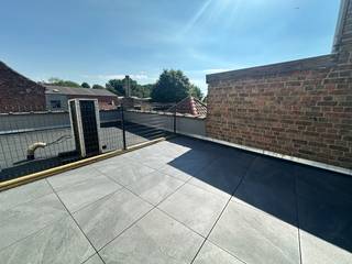 Dit prachtige appartement bevindt zich vlakbij het centrum. Het is volledig gerenoveerd en instapklaar afgewerkt voor verhuur! Hier geniet van je van aangename woonruimtes met prachtige hoge plafonds en een zonneterras als leuke extra. Achterliggend kan een garage bijgehuurd worden (optioneel).<br />Indeling:<br />GELIJKVLOERS: private inkomhal, tussenverdieping ingericht als vestiaire, op de VERDIEPING komen we in de inkomhal die enerzijds uitgeeft op de grote bijkeuken/wasplaats met aansluitend berging/hobbyruimte en aan de andere kant de woonruimtes. Hier vinden we een heel aangename leefruimte met mooie lichtinval, aansluitend de uitgeruste woonkeuken (nieuwe toestellen), via de nachthal bereiken we 2 ruime slaapkamers en de badkamer, perfect uitgerust met lavabomeubel, douche en toilet. <br />Het appartement is perfect geschilderd/behangen, voorzien van laminaatvloeren, verlichtingsarmaturen en met een bewoonbare oppervlakte van 159 m².