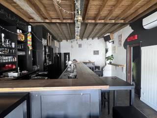 Handelsruimte ingericht als café met een bovengedeelte van ca. 106m² gelegen aan de stadsrand van Herentals. <br /><br />Indeling en omschrijving:<br />Aan de voorzijde café, momenteel gekend als café "Het Sas", met toog en achtergelegen keukenruimte. Rechts hiervan de toiletruimte en stockageruimte. Ruime achtergelegen zaal ideaal voor vergaderingen of feesten. <br />Bovenverdieping momenteel ingericht als woongedeelte, welke te renoveren is. <br /><br /><span>Extra info: Handelspand </span><span>I gunstig gelegen I EPC label F I infoplicht: Vg, B, Gvv, Gvkr, Gmo I stedenbouwkundige overtreding gemeentelijk dossiernummer 20013157 I watertoets: P-score: C I G-score: C. </span>