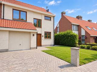<h1><strong>Instapklare woning met moderne afwerking en zonnige tuin!</strong></h1>
<p><span>Bent u op zoek naar een <strong>zorgeloze, volledig vernieuwde woning</strong> verkocht onder het <strong>registratiestelsel</strong>? <br /></span><span>Dan is deze <strong>halfopen bebouwing met garage</strong> en <strong>zuidwest-gerichte tuin</strong> mogelijks iets voor u!</span></p>
<h2><strong>Indeling – gelijkvloers</strong></h2>
<p><span>Via de inkomhal bereiken we de woning. Hier hebben we toegang tot het <strong>gastentoilet</strong> en de <strong>garage</strong>. Verder vinden we, via de <strong>steellook-deur</strong>, de <strong>lichtrijke leefruimte</strong> die aansluit op de <strong>volledig ingerichte keuken</strong>, voorzien van kookplaat, oven, ijskast met diepvries, vaatwasser en dampkap. Zowel de leefruimte als de keuken kijken uit op de <strong>zuidwest-gerichte tuin</strong>.</span></p>
<h2><strong>Indeling – eerste verdieping</strong></h2>
<p><span>De eerste verdieping omvat <strong>drie slaapkamers</strong> op laminaatvloer, een <strong>ruime berging</strong> met aansluiting voor wasmachine en een <strong>moderne badkamer</strong> voorzien van inloopdouche, toilet en lavabomeubel. Verder is er toegang tot de <strong>bergzolder</strong> via een valtrap.</span></p>
<h2><strong>Buitenruimte</strong></h2>
<p><span>Vooraan beschikt de woning over een <strong>oprit en garage</strong>. Achteraan geniet u van een <strong>zonnige, private tuin</strong> met terras.</span></p>
<h2><strong>Extra informatie</strong></h2>
<p><span>✔ <strong>Volledige renovatie</strong> – verwachtte oplevering in <strong>november 2026</strong> <br />✔ <strong>EPC-label B</strong> – 152 kWh/m²/j (simulatie – wordt opgeleverd met minstens label B) <br />✔ <strong>Elektriciteit conform<br /></strong>✔ <strong>Asbestveilig afgeleverd</strong><br />✔ <strong>Garage + oprit</strong> <br />✔ <strong>De muren worden voorzien van de eerste grondlaag<br /></strong>✔ Verkoop onder het <strong>registratiestelsel</strong><br /></span></p>
<h2><strong>Interesse</strong></h2>
<p><span>Laat deze opportuniteit niet aan u voorbijgaan. <br />📞 <strong><span>03 568 03 03</span></strong> <br />✉️ <strong>info@vastgoed03.be</strong> <br />👉 <strong>Vastgoed 03 – plan vandaag nog uw bezoek!</strong></span></p>
