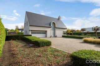 Mooie hedendaagse villa met wellness-gedeelte op 2.026m². Het eigendom is rustig gelegen in een doodlopende straat van een residentiële...