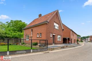 Zoek je een instapklare en energiezuinige thuis waar je gewoon meteen kunt intrekken?<br />Deze in 2021 gerenoveerde woning ligt in het hart van Testelt. Met de kleuter- en lagere school vlakbij verloopt de ochtendrush met de kinderen een pak rustiger. Bovendien liggen ook het openbaar vervoer, gezellige buurtwinkels en uitgestrekte wandel- en fietsroutes op een boogscheut van je voordeur.<br /><br />Tijdens de verbouwingen is er flink geïnvesteerd in duurzaamheid en comfort. De muren, het dak én het plafond van de kelder werden grondig geïsoleerd. Samen met de nieuwe ramen, deuren en de efficiënte gascondensatieketel uit 2021 zorgt dit voor een lage energiefactuur, wat zich tegelijk reflecteert in een EPC label B. De elektrische installatie is conform en er is nergens asbest aanwezig.<br />Naast het huis vind je de omheinde tuin, waar je in alle rust kan ontspannen terwijl de kinderen veilig buiten spelen. Je auto stal je gemakkelijk onder de carport of op de oprit, die makkelijk plaats biedt aan wel drie voertuigen. In de ruime tuinberging kun je heel wat spullen kwijt.<br />Deze woning is momenteel verhuurd.<br /><br /><strong>INDELING</strong><br /><br /><strong>Gelijkvloers:</strong> Inkom, woonkamer met open keuken, berging. Tuin en terras. Ruime oprit met carport en royaal tuinhuis.<br /><strong>1ste verdieping:</strong> Badkamer, 2 slaapkamers, 2 kleine dressings <br /><strong>Keldertje.</strong><br /><br />Ervaar zelf de vele voordelen van deze woning tijdens een persoonlijke rondleiding.<br />Maak vandaag nog je afspraak.<br />Mail naar info@immopersyn.be of bel 013 444 008.