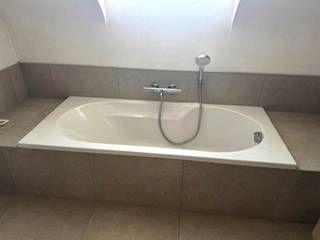 <p><span>C'est par le hall d'entrée, qui offre suffisamment d'espace pour un vestiaire et des toilettes séparées pour les invités, que vous accédez à cette élégante maison neuve. L'espace de vie lumineux, doté d'une cuisine ouverte et d'un îlot central, constitue le cœur de la maison. Il y a suffisamment de place pour une grande table à manger et des placards de rangement supplémentaires. Grâce à la grande baie vitrée coulissante, le salon bénéficie d’une vue agréable sur le jardin et d’une abondance de lumière naturelle.</span></p><p><span>À l’étage se trouvent trois chambres à coucher à part entière, dont une chambre parentale avec dressing privé. La salle de bains moderne est équipée d’une baignoire, d’une douche à l’italienne, d’un lavabo et de toilettes supplémentaires. Un escalier escamotable permet d’accéder au grenier, très pratique.</span></p><p><span>Cette construction semi-ouverte a été érigée dans un style rural intemporel et finie avec des matériaux de qualité. La maison dispose de fenêtres en PVC noir, d’une porte d’entrée en bois élégante et est entièrement prête à emménager. Elle est déjà entièrement peinte et équipée de luminaires.</span></p><p><span>Sur le plan énergétique, cette maison affiche d’excellentes performances grâce à la pompe à chaleur, aux panneaux solaires, au vitrage à haut rendement et à une isolation de toiture poussée. La valeur EPC n’est pas encore disponible, car il s’agit d’une maison neuve.</span></p><p><span>À l'extérieur, vous profiterez d'un jardin aménagé (dont les finitions seront réalisées par le propriétaire), d'une terrasse déjà aménagée, d'un abri de voiture, ainsi que d'un réservoir d'eau de pluie de 10 000 litres. Une maison extrêmement économe en énergie et de grande qualité, où le confort de vie occupe une place centrale.</span></p>