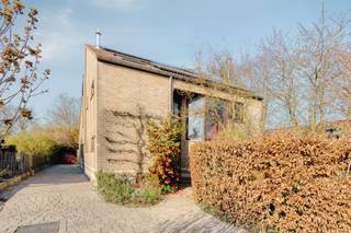 <h2><strong>Ongezien uitzicht in het zicht: karaktervol wonen te Boutersem met 5 kamers en weide</strong></h2><p>In de Heidestraat in Boutersem, geborgen in een rustige en groene omgeving, bevindt zich deze vrijstaande, instapklare woning die meteen charme uitstraalt. Want hier zetten de karaktervolle gevel en de natuurlijke weelde meteen de toon. Kom binnen, en kom meteen genieten.</p><p>Je wordt verwelkomd in een ruime inkomhal met ingebouwde kasten en een apart gastentoilet. Aansluitend bevindt zich een praktische wasplaats met zij-ingang, een discrete, maar bijzonder waardevolle troef in het dagelijkse leven. Ideaal om schoenen achter te laten, de hond moddervrij te maken of gewoon om het buitenleven netjes buiten te houden. Functionaliteit en comfort gaan hier moeiteloos hand in hand.</p><p> De woning werd doordacht ontworpen met oog voor licht en beleving. Zo valt het daglicht binnen via een hoge, verticale raampartij die de leefruimte vooraan een bijzonder warme en open sfeer geeft. De zithoek, met parketvloer en haard, nodigt uit tot gezellige avonden, terwijl de eetruimte naadloos aansluit en een prachtig zicht biedt op de tuin en de omliggende velden. De seizoenen buiten, beleef je dus ook binnen.</p><p>De keuken is subtiel afgescheiden via een schuifdeur. Ze is praktisch ingericht, voorzien van alle nodige toestellen en biedt bovendien voldoende ruimte om ook hier ‘s avonds te tafelen, en ‘s ochtends te ontwaken. Op de eerste etage tref je vier kamers. Ieder met hun eigen karakter, waarbij drie kamers beschikken over een mezzanine die niet alleen extra ruimte creëert, maar ook een unieke invulling mogelijk maakt. De brede nachthal versterkt het open gevoel, terwijl het aparte toilet en de badkamer – uitgerust met bad, douche en dubbele wastafel – zorgen voor het nodige comfort. Eén van de kamers is open verbonden met de leefruimte en leent zich perfect als creatieve ruimte of bureau.</p><p>De tweede etage biedt nog een vijfde kamer en toegang tot de technische bergzolder, waar onder meer de recent geplaatste zonneboiler zich bevindt. En ook op technisch vlak zit je hier goed: met een EPC-label B, 22 zonnepanelen met groenestroomcertificaten tot 2032 en een conforme elektrische installatie woon je hier dus zuinig én zorgeloos. Bovendien is de woning asbestveilig. Gemoedsrust is dus gegarandeerd en inclusief. </p><p>Wat deze eigendom echt bijzonder maakt, is het buitenleven. Naast een aangelegd terras en een geweldige groene tuin, grenst het perceel aan jouw toekomstige, uitgestrekte weide van bijna 65 are. Een droom voor dierenliefhebbers, of simpelweg voor wie houdt van ruimte en een ongehinderd zicht op de natuur. Het open vergezicht achter de weide zorgt voor een gevoel van vrijheid dat maar zelden te vinden is.</p><p>Met ook nog een garage of werkplaats, een ruime oprit en een ligging die rust combineert met bereikbaarheid, bezit deze woning echt alles wat je zoekt. Kortom, klaar om zelf te genieten van het zicht? Geef Jes dan snel een seintje, en regelen wij jouw bezoek.</p><figure><div></div></figure>