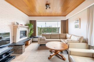 Deze keurig onderhouden eigendom heeft de volgende opdeling: de gelijkvloerse verdieping beschikt over een inkomhal met doorgang naar de living, apart bureau en toilet. De gezellige leefruimte beschikt over een kwalitatieve afwerking en connectie tussen tv-ruimte en eetruimte mét zicht op de voor &amp; achtertuin. De leefruimte beschikt over voldoende lichtinval en zicht op groen! Vervolgens is er een aparte keuken. Aansluitend bij deze keuken heeft u de berging en inpandige garage. Via de keuken of berging/waslokaal kan u de tuin en de aparte magazijnruimte, met een oppervlakte van 85m², bereiken. Een troef is dat u deze aparte ruimte ook als extra garage kan gebruiken.<br /><br />Tot slot heeft u op de 1ste verdieping het slaapgedeelte. In totaal zijn er 2 ruime slaapkamers en een badkamer met alle comfort. De bovenverdieping is voorzien van kwalitatieve parket.<br /><br />Een geweldige thuis voor voor wie niet ver van centrum Sint-Niklaas wil wonen maar toch van alle rust wil genieten én een vlotte verbinding wil.<br />Plan snel uw bezoek in en laat u aangenaam verrassen door deze eigendom met al z'n troeven!