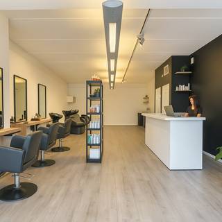 Instapklaar handelspand op topligging in Harelbeke. De oppervlakte van 100m² kan je vrij indelen, het is bereikbaar langs voor- en achterzijde...
