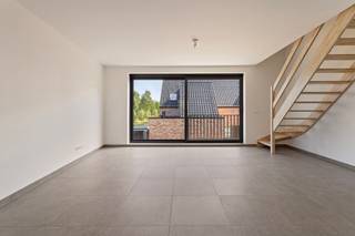 Sint-Jozef is een kleinschalig project gelegen in de Oude Stationsstraat te Herne. Het vroegere schoolgebouw is omgetoverd tot een harmonieus geheel van tijdloze woningen en appartementen!
Voor de bouw en afwerking van alle wooneenheden wordt gebruik gemaakt van kwalitatieve en duurzame materialen.
In deze rustige, landelijke omgeving leeft u verbonden met de natuur terwijl ook handelszaken en openbaar vervoer zich op wandelafstand bevinden.
Indeling: Eerste verdieping: inkomhal (2m²), toilet (1,30m²), berging/wasplaats (3,90m²), leefruimte met open keuken voorzien van een inductie kookplaat, dampkap, koelkast, enkele lavabo, combi-oven en vaatwasmachine (38,60m²) met aansluitend het zuid gericht terras (3,80m²). 2de verdieping: nachthal (4,80m²), badkamer met dubbele lavabo en inloopdouche (5,40m²), slaapkamer 1 (15,30m²) en slaapkamer 2 (12,80m²). Het appartement werd reeds volledig professioneel geschilderd en voorzien van verlichting.
In de ruime gemeenschappelijke tuin kan je genieten van een oase aan rust. Er is 1 autostaanplaats en een handige buitenberging in de huurprijs inbegrepen. De driemaandelijkse forfaitaire lasten bedragen 85EUR. Deze omvatten het onderhoud van de gemeenschappelijke delen en het verbruik van elektriciteit en water in de gemeenschap. Vrij vanaf 15/09/2026!
Indien u graag een bezoek wenst, aarzel niet ons te contacteren op affligem@immoaccenta.be