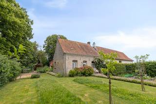 De eigendom wordt aangeboden via de Pre-sale formule. Op dinsdag 30/06 tussen 17u - 19u of zaterdag 04/07/2026 tussen 14u - 16u kan u deze woning op afspraak komen bezichtigen en uiterlijk op dinsdag 07/07/2026 om 17u een bod uitbrengen. De vermelde prijs is een instelprijs.Verscholen in het groen van Lampernisse, een charmante deelgemeente van Diksmuide, vindt u deze unieke woning waar rust, natuur en comfort samenkomen. Omringd door het uitgestrekte polderlandschap van de Westhoek geniet u hier dagelijks van een uitzonderlijke woonomgeving, terwijl Veurne en de Belgische kust vlot bereikbaar zijn.De woning werd in 2018 grondig gerenoveerd door architect Vanhulle, met veel aandacht voor authenticiteit, karakter en hedendaags wooncomfort. Bovendien werd ze ingericht met het oog op levenslang wonen, aangezien alle leefruimtes zich op het gelijkvloers bevinden.De lichtrijke leefruimte met massieve parketvloer biedt een prachtig uitzicht op de achterliggende velden. De sfeervolle keuken is uitgerust met een Falcon oven, arduinen werkbladen en eiken lades en sluit naadloos aan op de eetplaats. Verder beschikt de woning over drie slaapkamers, waarvan één met ensuite badkamer, een tweede badkamer en een afzonderlijk toilet.Extra troeven zijn de praktische kelder en de ruime zolder (circa 65 m²), die mogelijkheden biedt voor het creëren van extra ruimtes.Buiten wacht een prachtig aangelegde, zuidwestgerichte tuin (774 m²) waar het instant vakantiegevoel centraal staat. Geniet van zonnige terrassen, een petanquebaan, charmante cabane en een eigen moestuin. Aan de voorzijde zijn er bovendien vier private parkeerplaatsen en een garage.Een uitzonderlijke woning voor wie op zoek is naar stijlvol wonen in alle rust, midden in de natuur en toch nabij alle voorzieningen.De eigendom wordt aangeboden via de Pre-sale formule. Van 30/06/2026 om 00:00 tot 07/07/2026 om 17:00 kan u de woning op afspraak komen bezichtigen en een bod uitbrengen. De vermelde prijs is een instelprijs. Voor meer info, gelieve contact op te nemen met de dossierverantwoordelijke.Bestuursmaatregelen in het maatregelenregister: nee